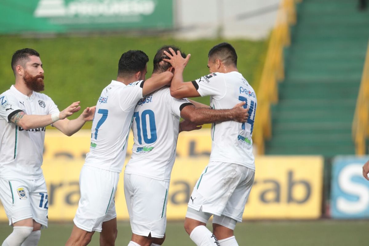 Jugadores felicitan a José Contreras (10), quien marcó el 1-0 de los cremas contra Cobán. (Foto Prensa Libre: Norvin Mendoza).