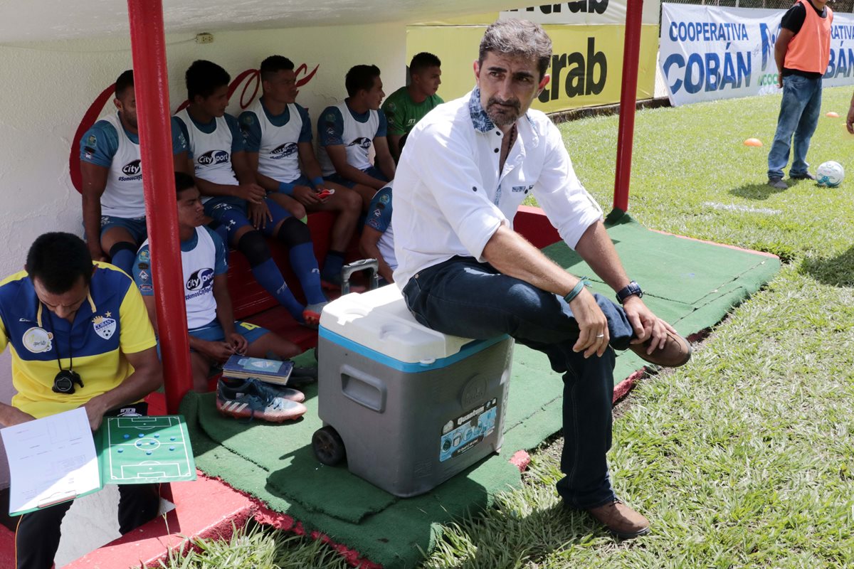 Después de la salida de Ariel Sena, Fabricio Benítez fue nombrado como entrenador interino de Cobán Imperial. Este martes fue confirmado como Director Técnico cobanero por la directiva de los príncipes azules. (Foto Prensa Libre: Eduardo Sam)