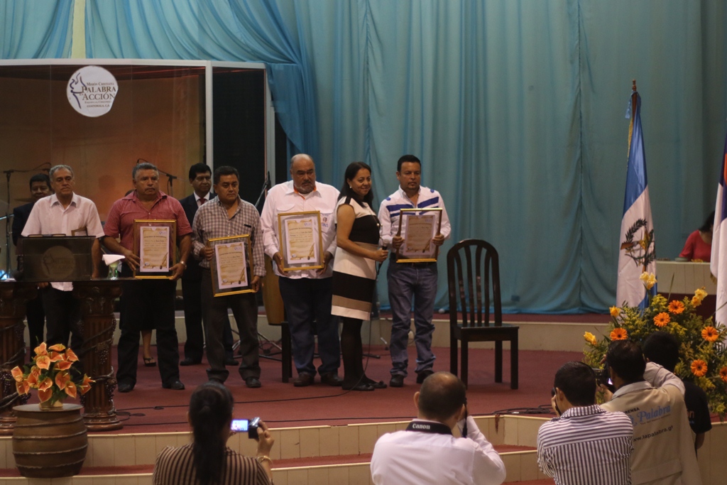 Candidatos a la Alcaldía de Esquipulas reciben lineamientos bíblicos en la iglesia Palabra en Acción. (Foto Prensa Libre: Edwin Paxtor)