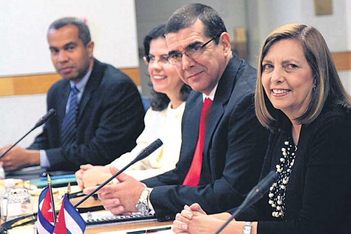 Embajador de Cuba en Estados Unidos, José Ramón Cabañas informa de la apertura comercial. (Foto Foto Prensa Libre: EFE)