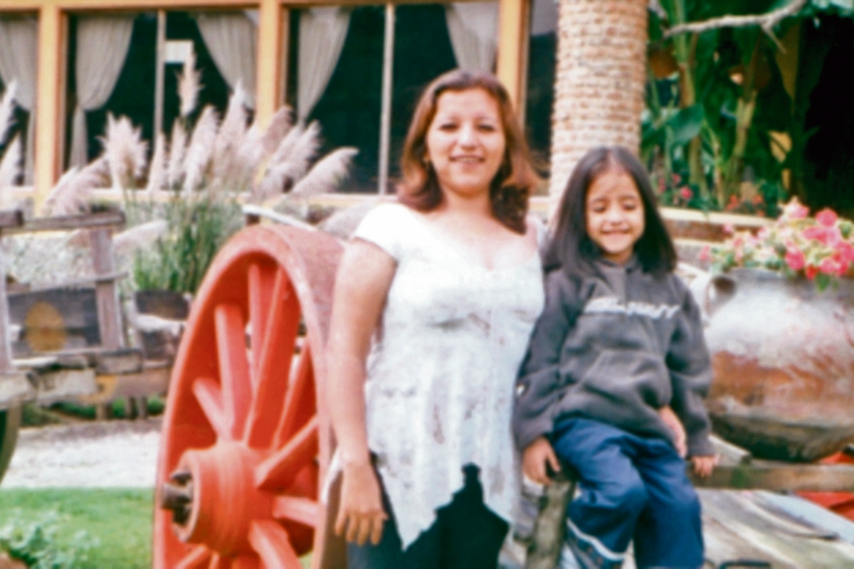 Rosa Díaz Nufio. junto a su hija Alba Michelle. durante un paseo familiar. (Foto Prensa Libre: Cortesía)