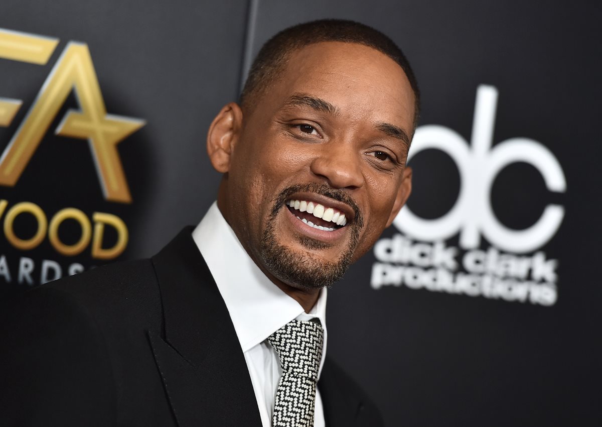 Will Smith fotografiado el 1 de noviembre recién pasado, a su llegada a los Premios de Cine de Hollywood en Beverly Hills, California. Smith anunció que hará una serie de conciertos de música rap, con DJ Jazzy Jeff, su antiguo compañero de fórmula. (Foto Prensa Libre: AP)