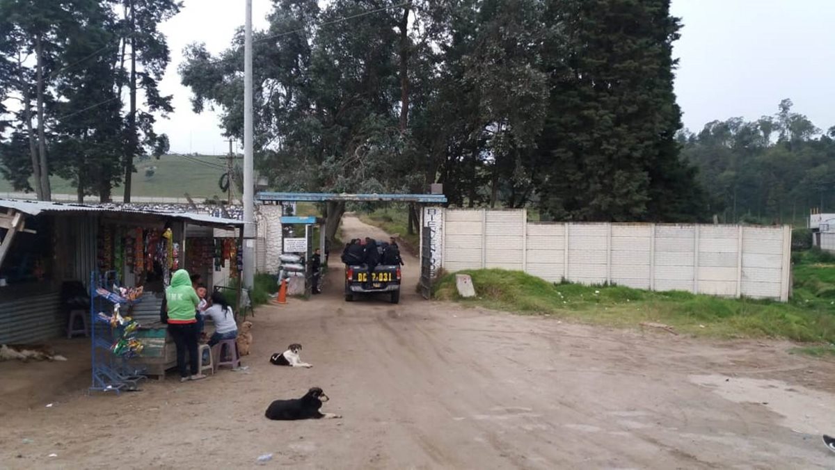 Por medio de una requisa en la Granja de Rehabilitación Cantel autoridades localizaron varios objetos prohibidos. (Foto Prensa Libre: María José Longo)