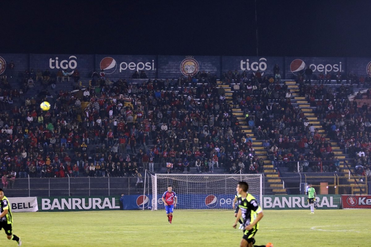 La afición quetzalteca vivió al máximo el duelo. (Foto Prensa Libre: Carlos Ventura)