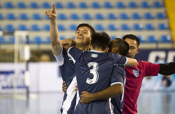 Jonatan Arévalo festeja, uno de los tres goles que consiguió esta noche, junto a sus compañeros (Foto Prensa Libre: Norvin Mendoza)