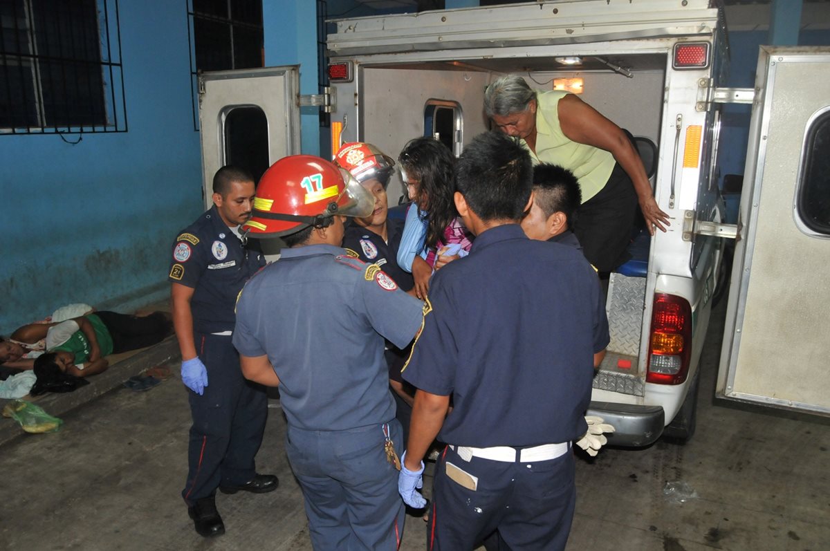 Uno de los heridos es trasladado al Hospital Regional de Coatepeque, luego de haber sido arrollado por un vehículo. (Foto Prensa Libre: Alexánder Coyoy)