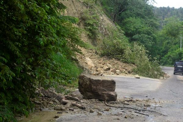 Derrumbes dificultan el paso en la ruta que de Chiquimula comunica con Camotán. (Foto Prensa Libre: Edwin Paxtor).