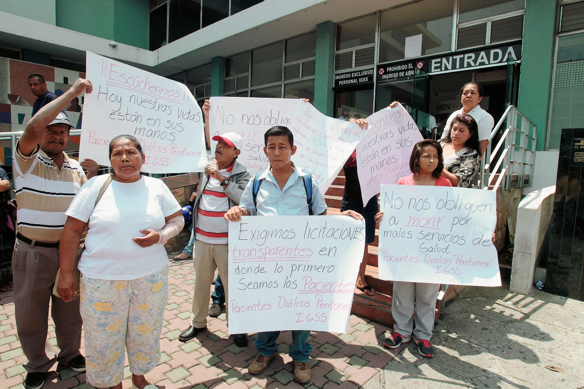 Pacientes renales protestan frente a las Oficinas del IGSS por el mal servicio de Droguería Pisa. (Foto Prensa Libre: Hemeroteca PL)