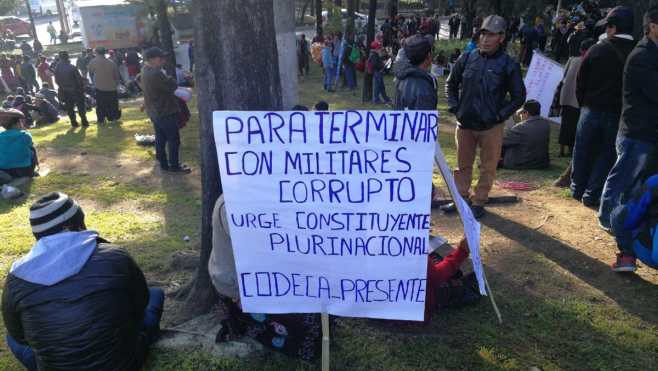 Manifestantes se dirigen hacia el Centro Histórico desde El Trébol.