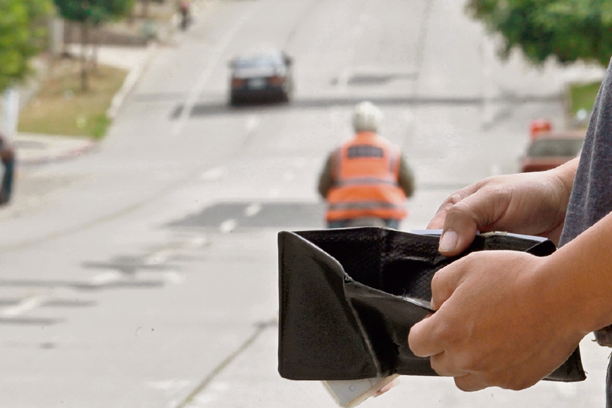 El pago de tarjetas de crédito y compra de útiles escolares se convierten en la “cuesta” para miles de personas en el país. Como resultado  de una mala administración financiera, muchos arrastran abultadas deudas innecesarias. (Foto Prensa Libre: Estuardo Paredes)