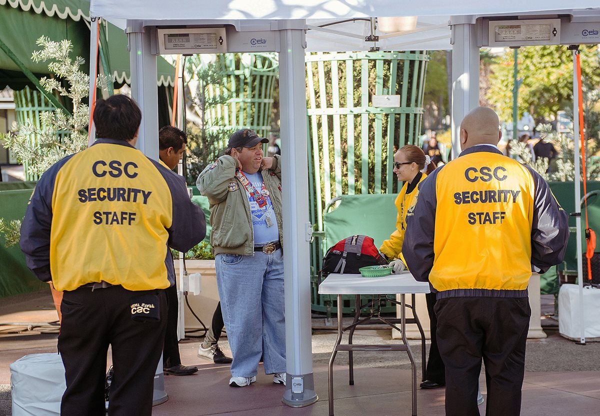 Un hombre pasa por un detector de metales antes de ingresar Disney World, al igual que otros parques temáticos, Disney ha extremado sus medidas de seguridad. (Foto Prensa Libre: AP).