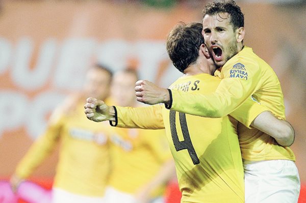 El centrocampista del Espanyol, Víctor Sánchez —izquierda— felicita al uruguayo Christian Stuani tras marcar el segundo gol ante el Eibar. (Foto Prensa Libre: EFE)