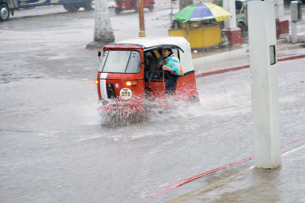 Un mototaxi transita a pesar de las calles anegadas, durante los inviernos copiosos que se han registrado en Santa Rosa. (Foto Prensa Libre: Oswaldo Cardona)