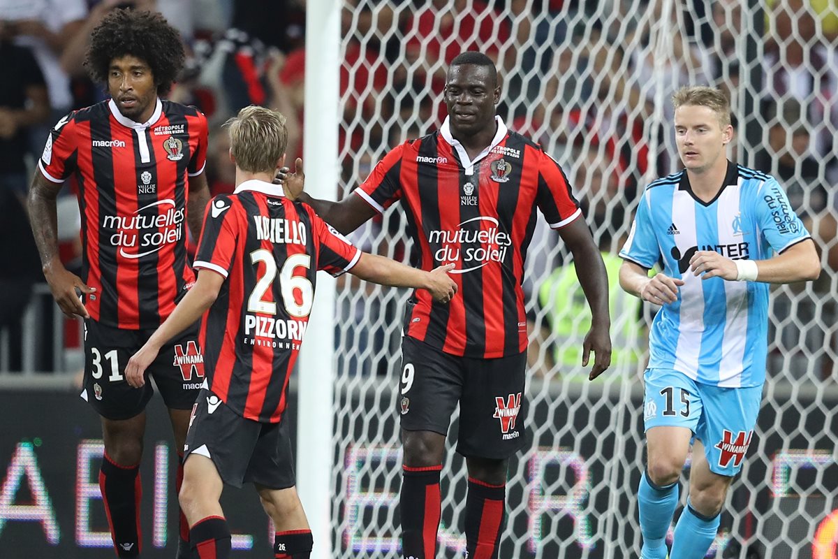 Balotelli celebra uno de sus goles este domingo. (Foto Prensa Libre: AFP)