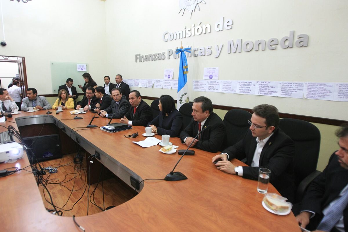 La Comisión de Finanzas redactó este martes el borrador del Presupuesto 2016. (Foto Prensa Libre: Esbin García)