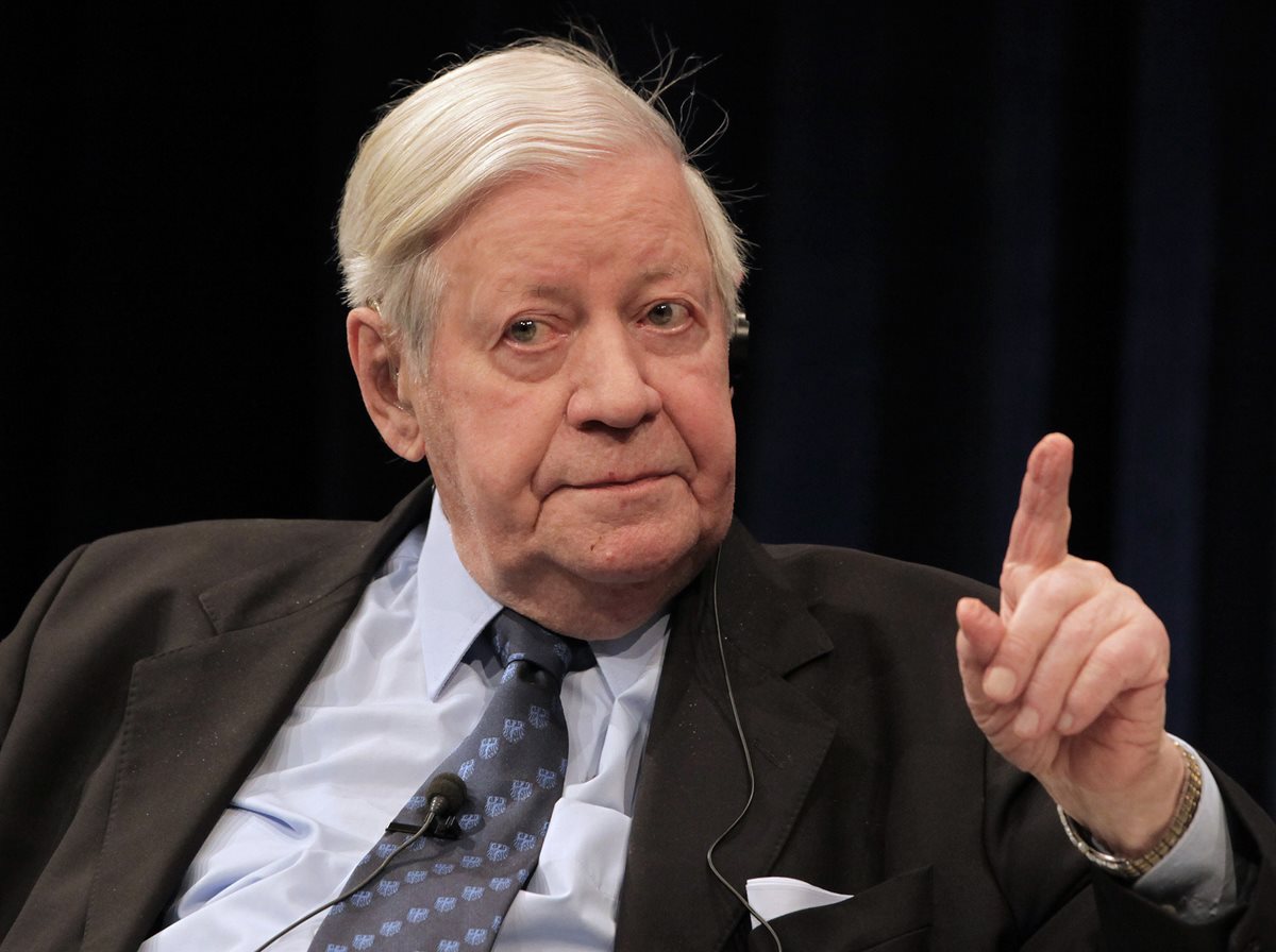 El excanciller alemán, Helmut Schmidt, durante un discurso ofrecido en Frankfurt recientemente. (Foto Prensa Libre: AP).