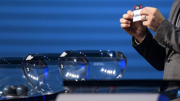 El portugués Deco fue la manon inocente del sorteo que determinó los grupos de la Liga de las Naciones. (Getty)