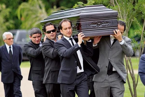 Francisco Albizúrez Palma fue inhumado  en el Cementerio Las Flores. (Foto Prensa Libre: Érick Ávila)