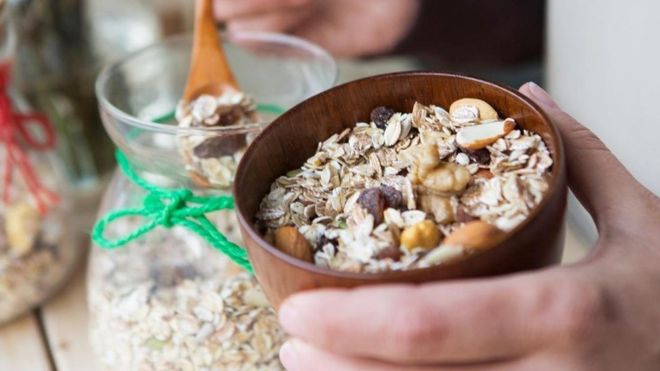 El muesli bircher consiste de manzana rallada, canela, avena, nueces, semillas y yogurt. GETTY IMAGES