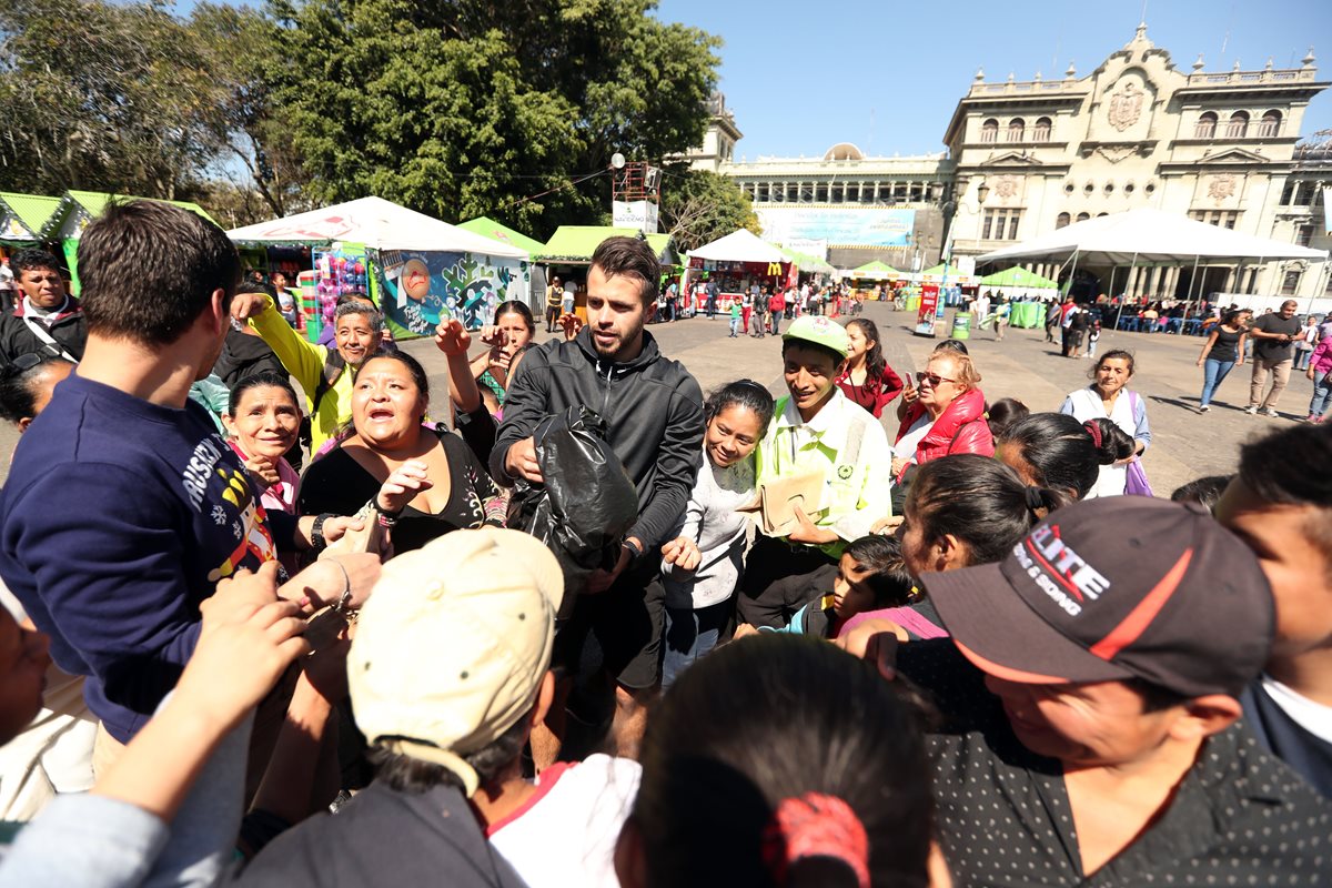 Una gran cantidad de seguidores se le acercaron a Rodrigo Saravia. (Foto Prensa Libre: Jeniffer Gómez)