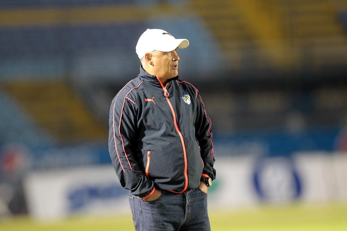 El técnico Willy Olivera de Comunicaciones dirigió el partido del sábado recién pasado contra Marquense (Foto Prensa Libre: Norvin Mendoza)