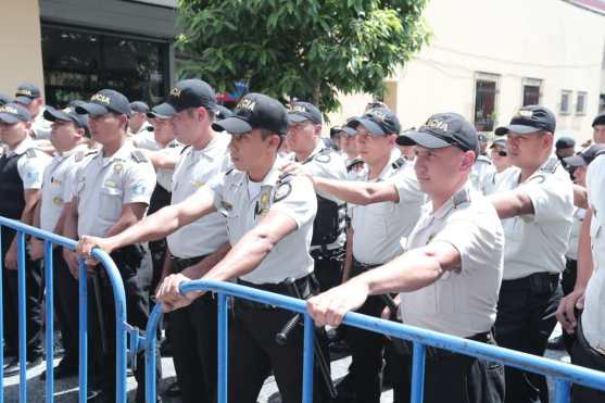 Manifestantes llegan al Centro Histórico donde agentes de la PNC y efectivos del Ejército resguardan el Congreso.