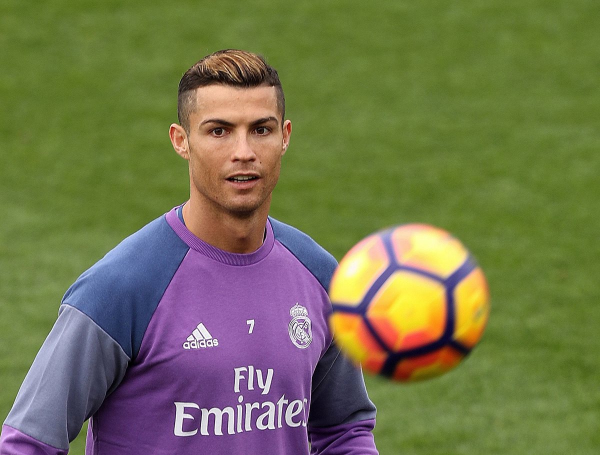 Cristiano Ronaldo muestra su buen humor durante la práctica de este viernes en Valdebebas. (Foto Prensa Libre: EFE)