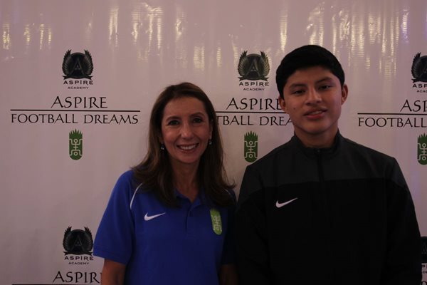 Silvia Carazo, enlace de Aspire Football Dreams en Guatemala, y Brolin Valdizón, ganador de beca del 2014. (Foto Prensa Libre: Edwin Fajardo)