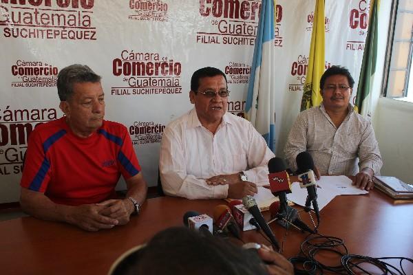 Delegados de la Cámara de Comercio filial Suchitepéquez, en conferencia  de prensa.