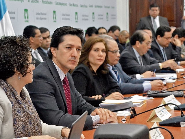 A la Comisión de Economía del Congreso asistieron representantes del Banco Mundial, el ministro de Finanzas —de corbata corinta—, Víctor Martínez; el presidente del Banco de Guatemala, Sergio Recinos, y analistas del Icefi y de Asíes.