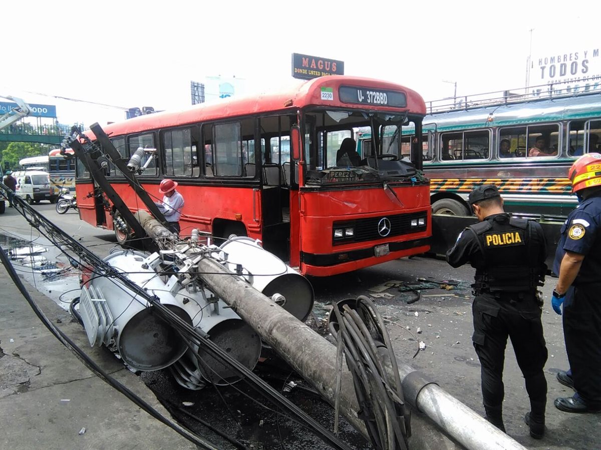 La policía documenta el incidente a inmediaciones de El Trébol, zona 8. (Foto Prensa Libre: Estuardo Paredes)