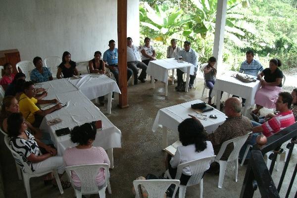 Parte del grupo de líderes comunitarios  que participará en diplomado, en Los Amates, Izabal.