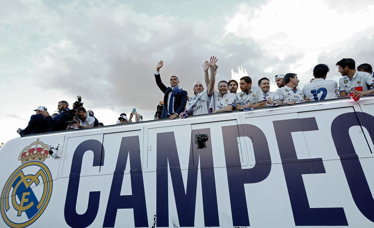 El Real Madrid celebró este domingo la duodécima Copa de Europa en una caravana hacia a la Plaza de Cibeles en la capital española. (Foto Prensa Libre: AFP).