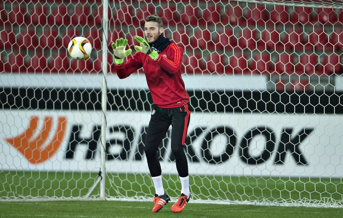 El técnico holandés del Manchester United Louis Van Gaal confirmó que el arquero internacional español David De Gea sufrió una lesión en la rodilla. (Foto Prensa Libre: AFP)