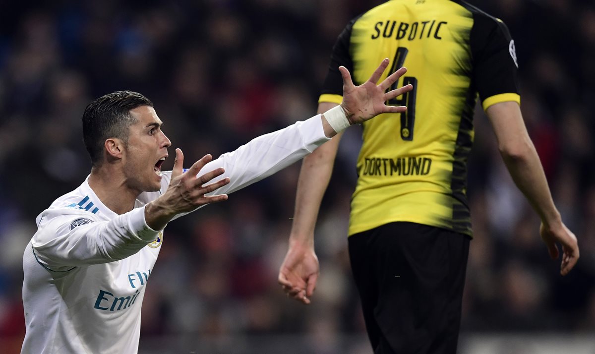 Cristiano protesta una falta en el choque contra el Borussia. (Foto Prensa Libre: AFP).