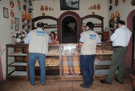 Delegados de la Diaco  revisan la documentación de negocios en Sacatepéquez.