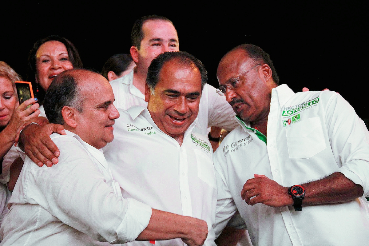 Candidato del PRI al gobierno del estado de Guerrero, Héctor Astudillo, celebra el domingo por la noche. (Foto Prensa Libre: AFP)