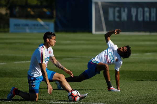 James Rodríguez (i) y Juan Cuadrado son los jugadores más desequilibrantes del armado colombiano (Foto Prensa Libre: AFP)