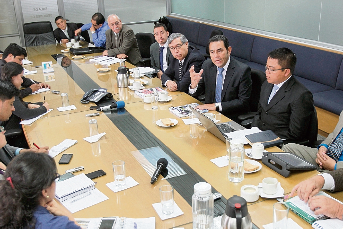 Jimmy Morales presidenciable de FNC-Nación, junto a su equipo de trabajo conversa con periodistas de Prensa Libre. (FOTO PRENSA LIBRE:ESBIN GARCIA)