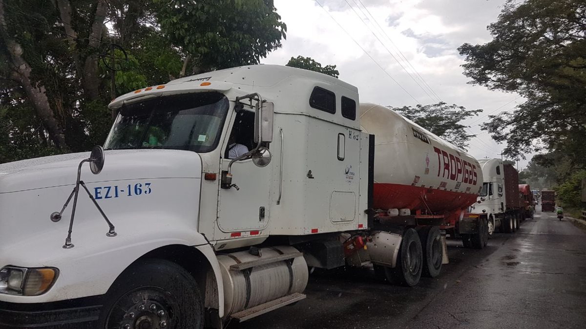 Los accidentes han generado largas filas de vehículos en Izabal. (Foto Prensa Libre: Dony Stewart).