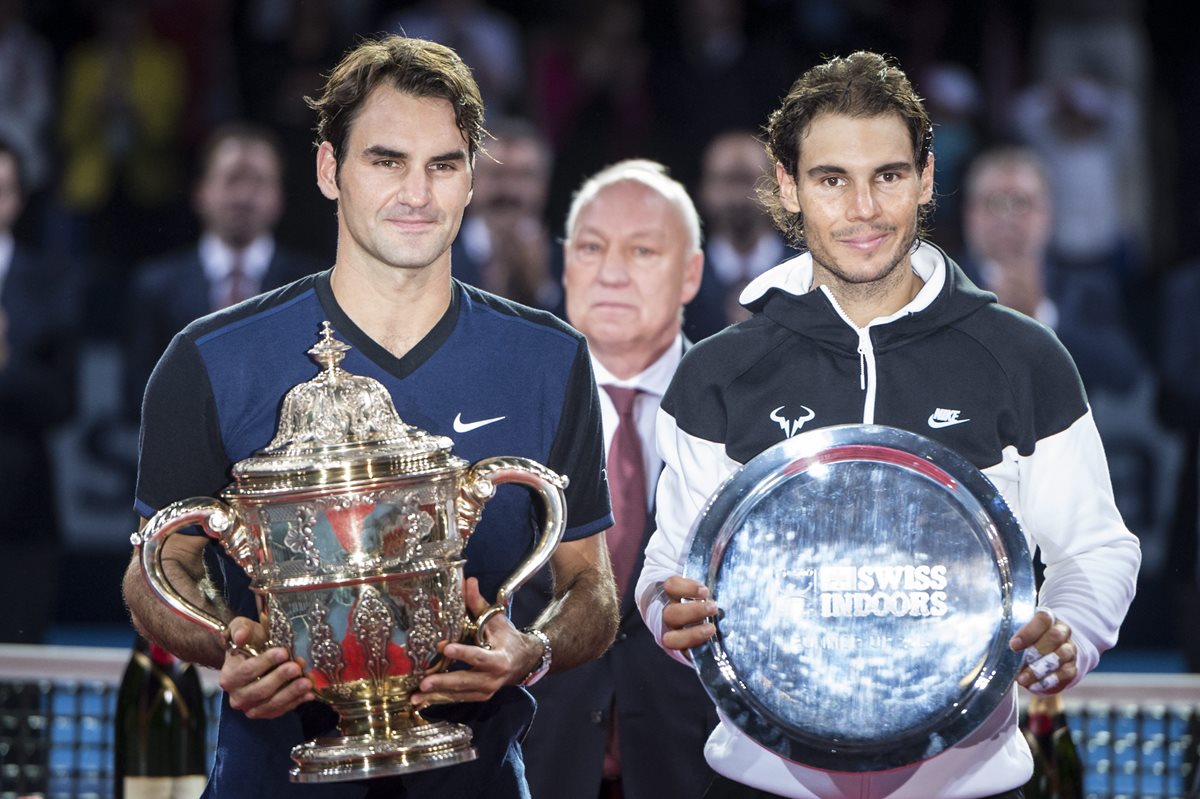 El tenista español Rafael Nadal (derecha) habló luego de caer en la final del torneo de Basilea contra Roger Federer. (Foto Prensa Libre: EFE)