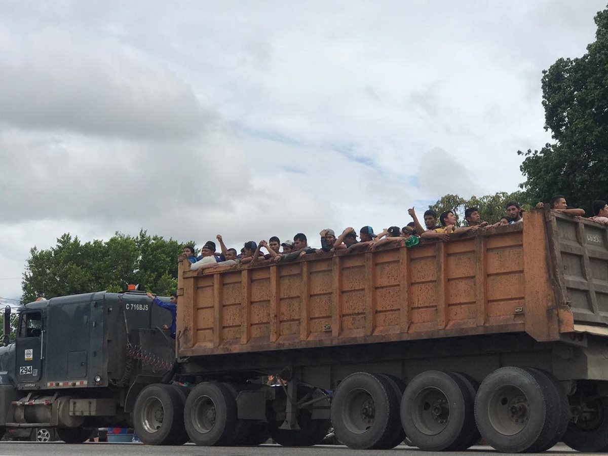 Pocos transportistas aceptan llevar a los migrantes hondureños, pues podrían ser señalados de trata de personas, indican quienes migran. (Foto Prensa Libre: Mario Morales)