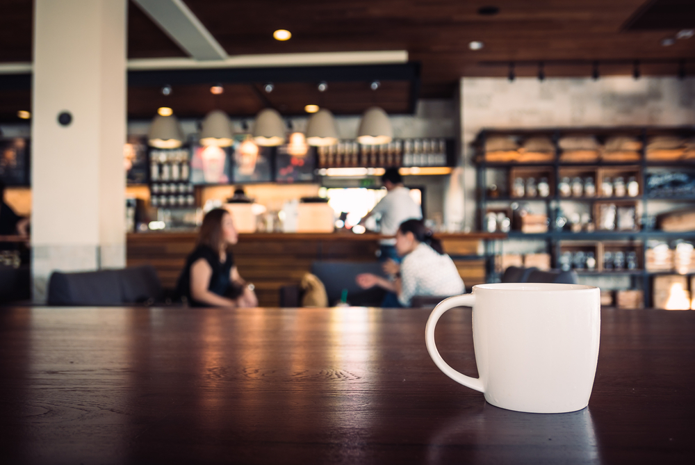 Conocer el modelo de negocio, definir quien lo atenderá, capacitación, cursos de barista así como calcular el costo de la taza son parte de los pasos a seguir. (Foto, Prensa Libre: Shutterstock).