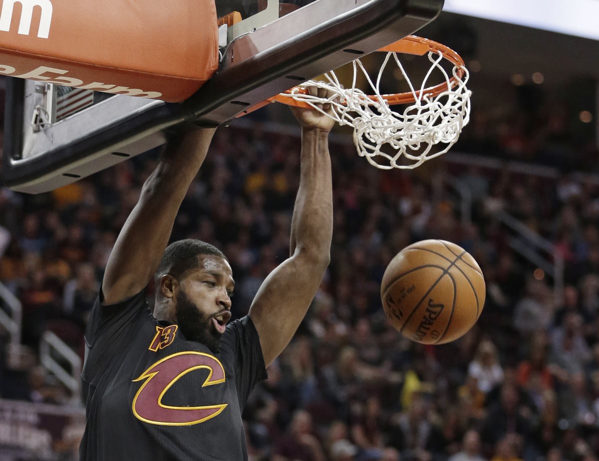 Tristan Thompson es una de las piezas claves para los Cavs. (Foto Prensa Libre: AP)