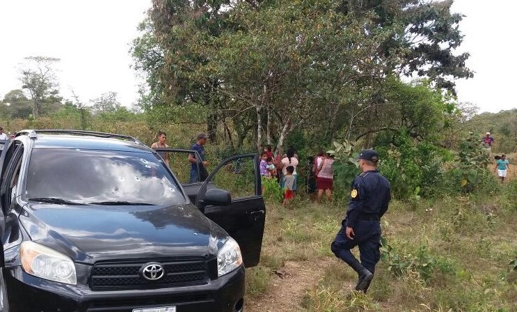 Vehículo en el que se desplazaban las víctimas del ataque armado en La Libertad. (Foto Prensa Libre: Rigoberto Escobar).