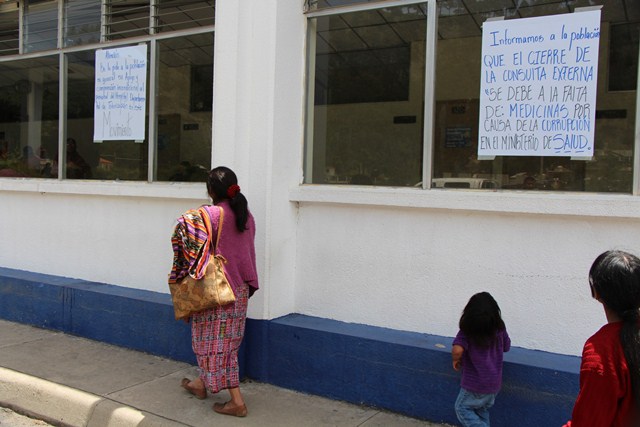 Protesta de salubristas en hospital nacional afecta a pacientes de Totonicapán. (Foto Prensa Libre: Édgar Domínguez)