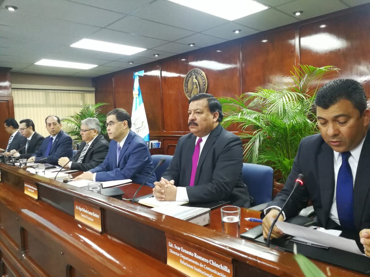 El presidente del Banco de Guatemala, Sergio Recinos (en medio) y el vicepresidente Alfredo Blanco presentaron las proyecciones del desempeño de la economía para el 2019, luego que la Junta Monetaria aprobará los lineamientos. (Foto Prensa Libre: Urías Gamarro)