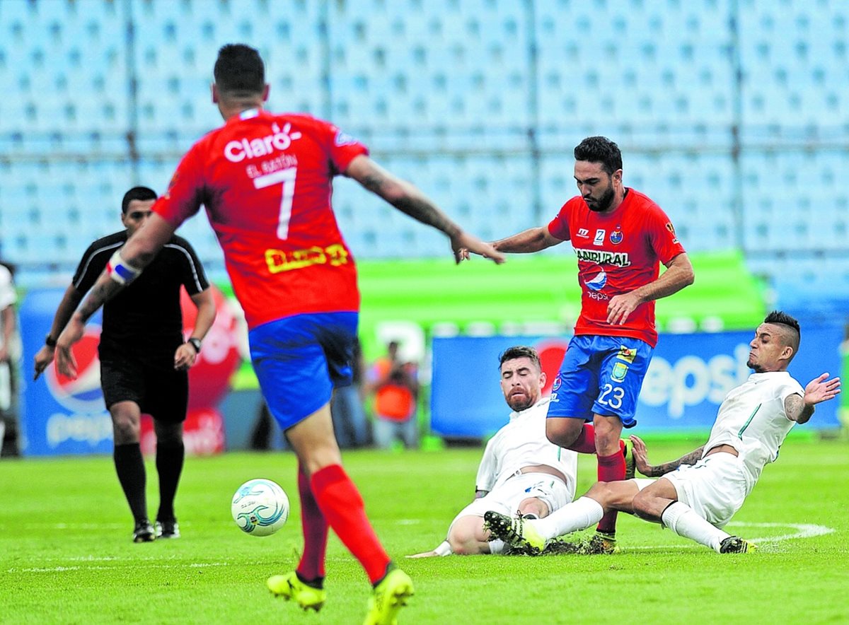 Municipal y Comunicaciones llegan a la última fecha del Apertura 2017 sin haber obtenido su boleto a la fiesta grande del Apertura. (Foto Prensa Libre: Hemeroteca PL)