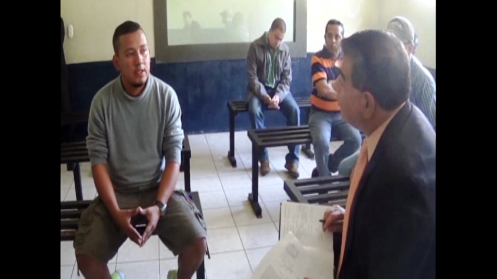 Hugo Fonseca, quien fue sindicado de la muerte de José Armando Melgar, es interrogado por el exfiscal contra el Crimen Organizado Ronny López, en el Centro Preventivo de la zona 18, en diciembre del 2015. Atrás, auxiliares fiscales.