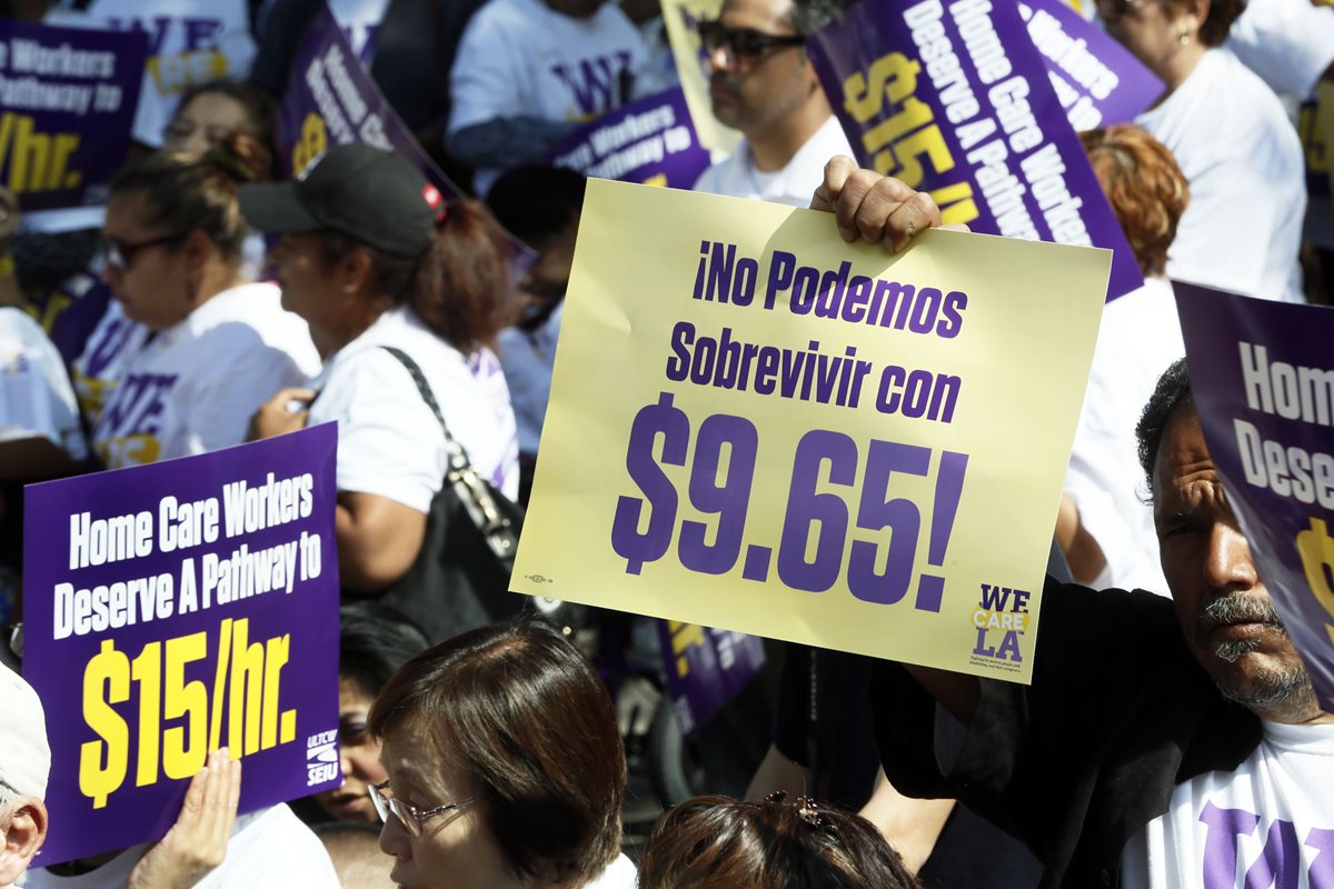 Trabajadores, en especial, los de las cadenas de comida rápida, exigieron durante mucho tiempo el pago de US$5 la hora. (Foto Prensa Libre: Hemeroteca PL)